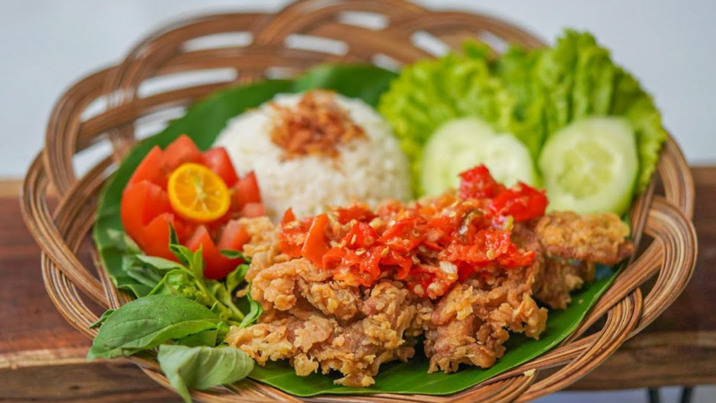 Ayam geprek sambal pedas dengan nasi putih