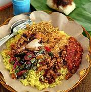 Nasi kuning dengan lauk khas tradisional